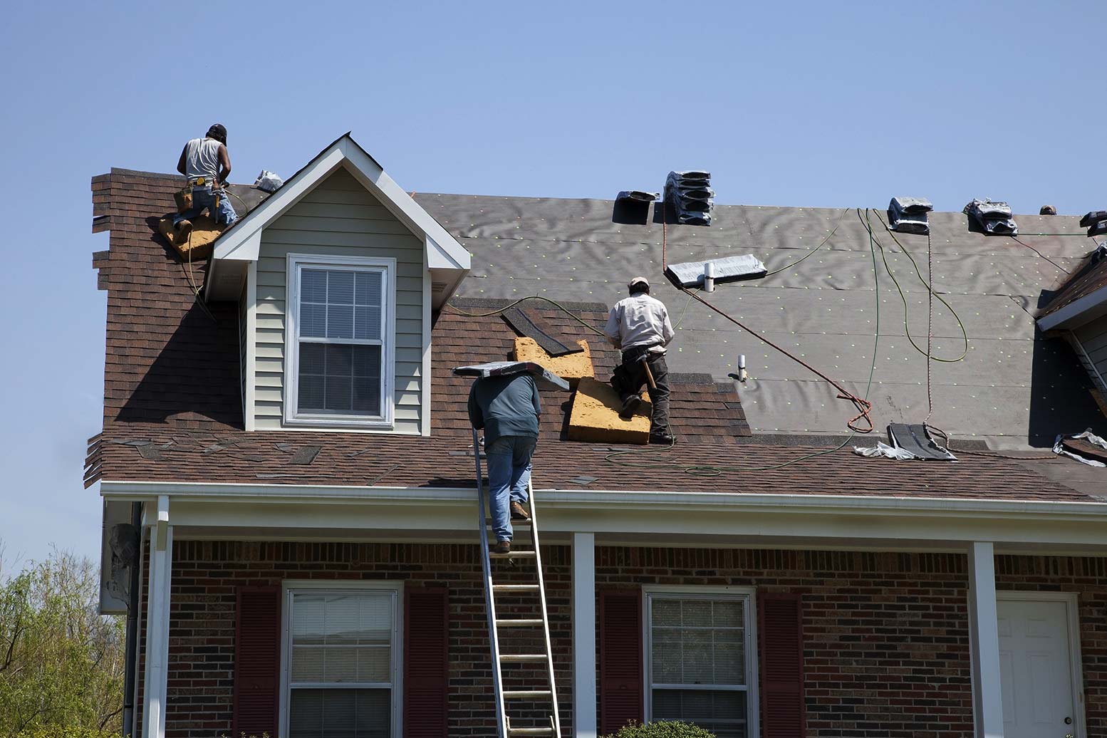 Roof-repair-in-denver-roofers-fixing-roof-after-a-storm